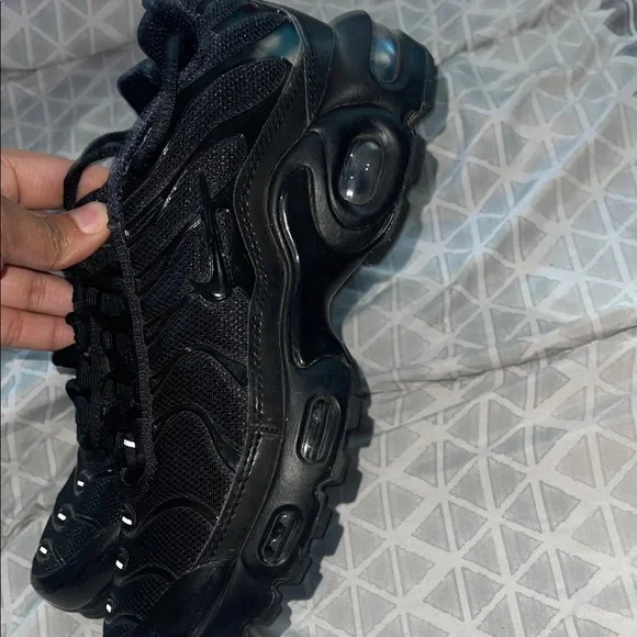 Sleek Black Sports Sneakers - Picture 5 of 6